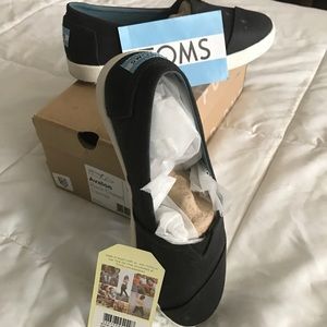 Toms Avalon Black coated canvas sz 8